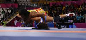 La luchadora ecuatoriana Lissette Antes (arriba) somete a la puertorrique&ntilde;a Nes Rodr&iacute;guez en las semifinales de la lucha estilo libre.