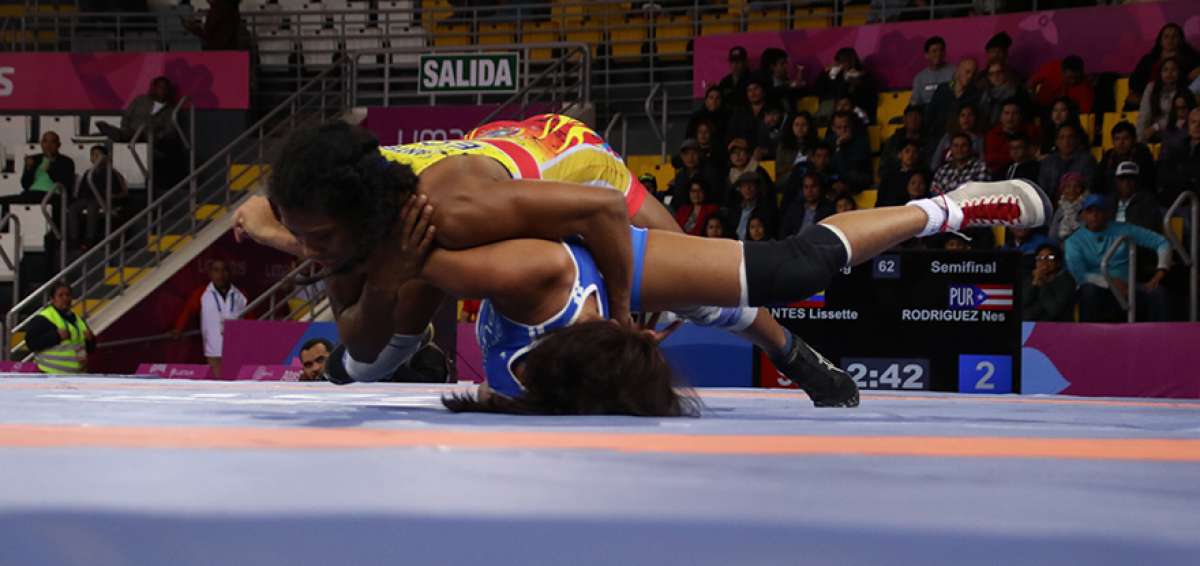 La luchadora ecuatoriana Lissette Antes (arriba) somete a la puertorrique&ntilde;a Nes Rodr&iacute;guez en las semifinales de la lucha estilo libre.