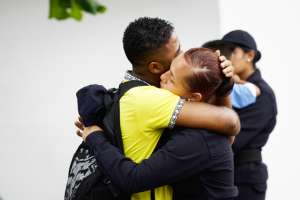 Jury se despide con un abrazo de su esposo Luis, con quien procre&oacute; una beb&eacute; de 1 a&ntilde;o y 3 meses. Lylibeth Coloma / El Tel&eacute;grafo