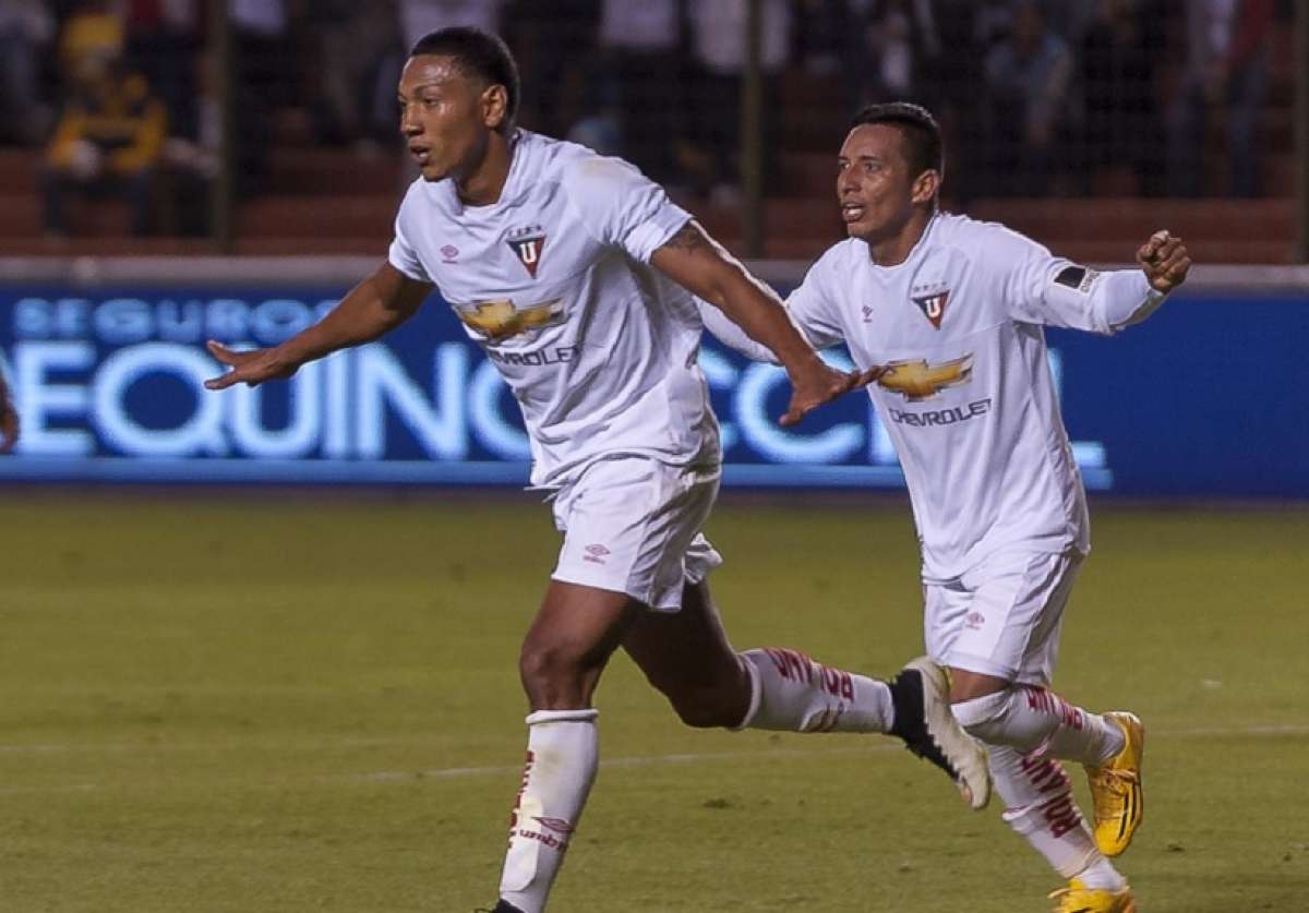 Jos&eacute; Quintero (i) celebra su tanto acompa&ntilde;ado por H&oacute;lger Matamoros. Foto: Fernando Sandoval / El Tel&eacute;grafo