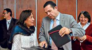 Susana Cajas (izq) y Juan Pablo Alb&aacute;n (der), abogado, pedir&aacute;n una aclaraci&oacute;n al Tribunal de la Corte sobre la no aplicaci&oacute;n del Estatuto de Roma en el proceso. Foto: Miguel Jim&eacute;nez.