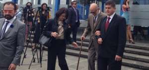 En Quito, Julio C&eacute;sar Trujillo, presidente del Consejo de Participaci&oacute;n Transitorio, reconoci&oacute; firma por la denuncia sobre Refiner&iacute;a del Pac&iacute;fico. 