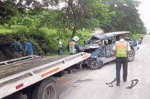 La ma&ntilde;ana de ayer fue retirado de la zanja el carro en el que iba la pareja de enamorados. Foto: Cortes&iacute;a.