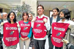 El ministro Guillaume Long junto a los integrantes de la &lsquo;bancada estudiantil&rsquo;.Foto: Cortes&iacute;a.