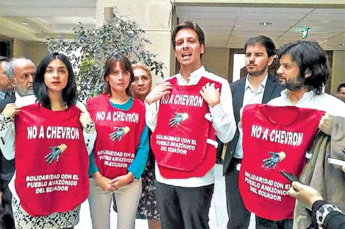 El ministro Guillaume Long junto a los integrantes de la &lsquo;bancada estudiantil&rsquo;.Foto: Cortes&iacute;a.