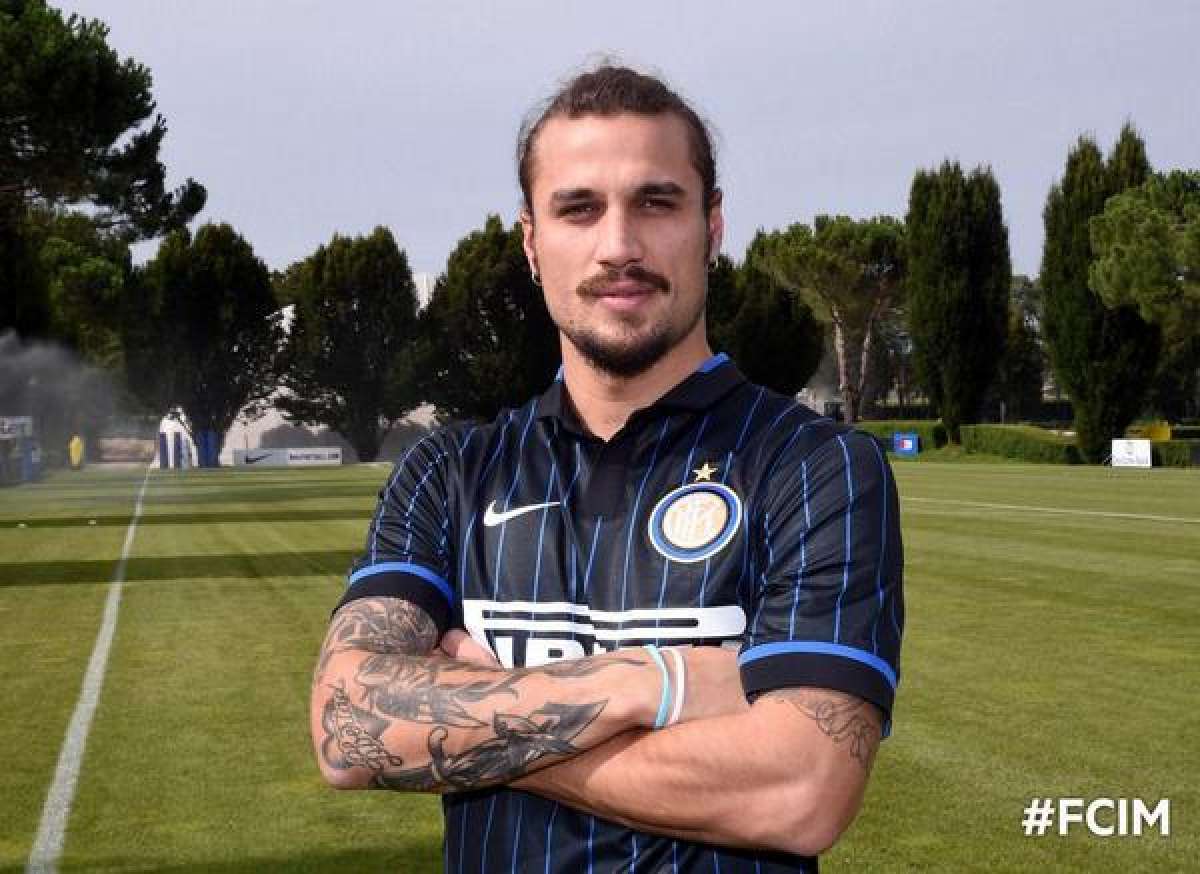 El jugador de 28 a&ntilde;os ya realiz&oacute; este mi&eacute;rcoles su primer entrenamiento con la camiseta del Inter. Foto: Tomada del twitter @InterOfficialID