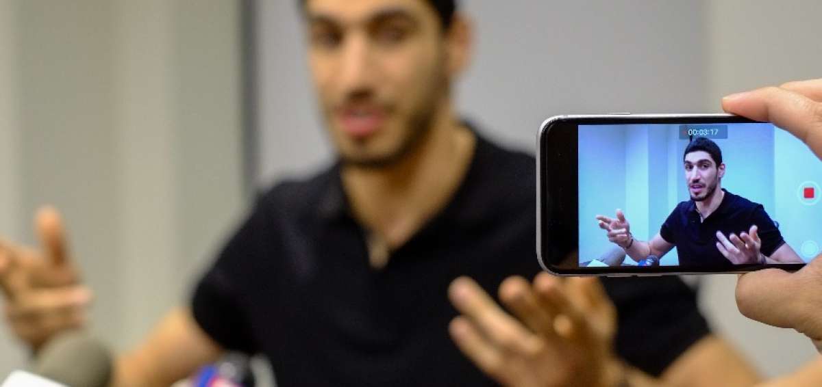 Enes Kanter brind&oacute; una rueda de prensa por la orden de arresto en su contra.