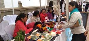 Mujeres de comunidades ind&iacute;genas de algunas microempresas de la ciudad de Riobamba exponen sus trabajos en ferias de fomento productivo.