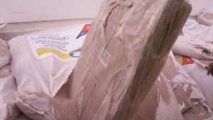 El alcaloide decomisado en Los R&iacute;os estaba oculto en sacos de arena. Foto: Ministerio del Interior. 
