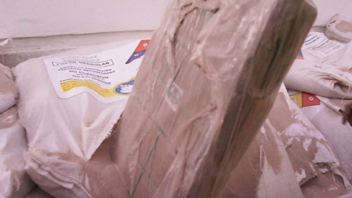 El alcaloide decomisado en Los R&iacute;os estaba oculto en sacos de arena. Foto: Ministerio del Interior. 