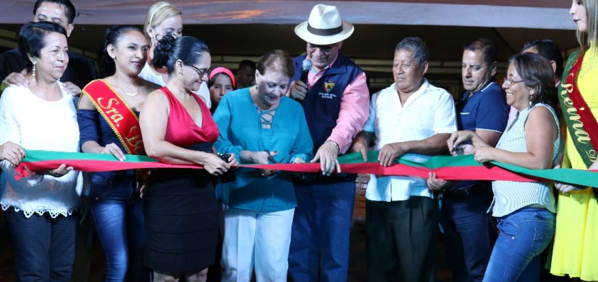 Varias cooperativas recibieron obras en vialidad. Comerciantes minoristas se trasladan a laborar en el nuevo centro comercial 30 de Julio.