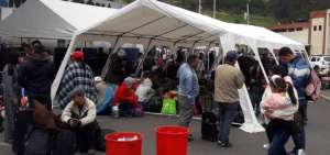 Venezolanos, con maletas en mano, se instalaron en carpas proporcionadas por el Municipio de Tulc&aacute;n.