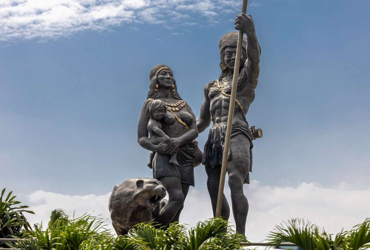Desde fantasmas seductores hasta ataúdes flotantes, estas leyendas mantienen viva la tradición de Guayaquil en sus barrios y calles.
