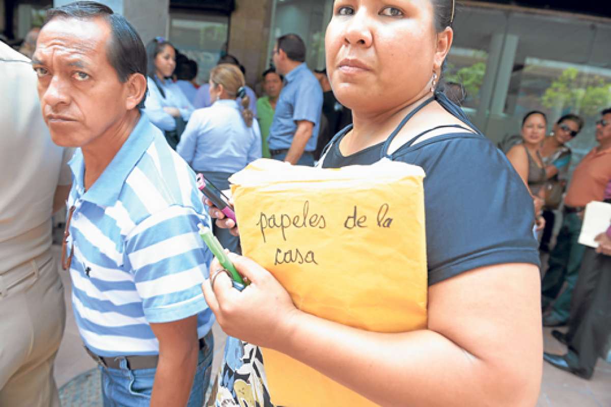Clientes de Terrabienes acudieron a una reuni&oacute;n de trabajo en la Defensor&iacute;a del Pueblo para escuchar propuestas de la compa&ntilde;&iacute;a. Foto: Eduardo Escobar / El Tel&eacute;grafo