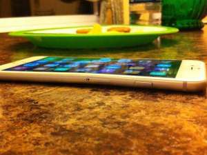 Esta imagen es de un iPhone 6 Plus doblado, luego de que un usuario lo tuviera en el bolsillo de su pantal&oacute;n.