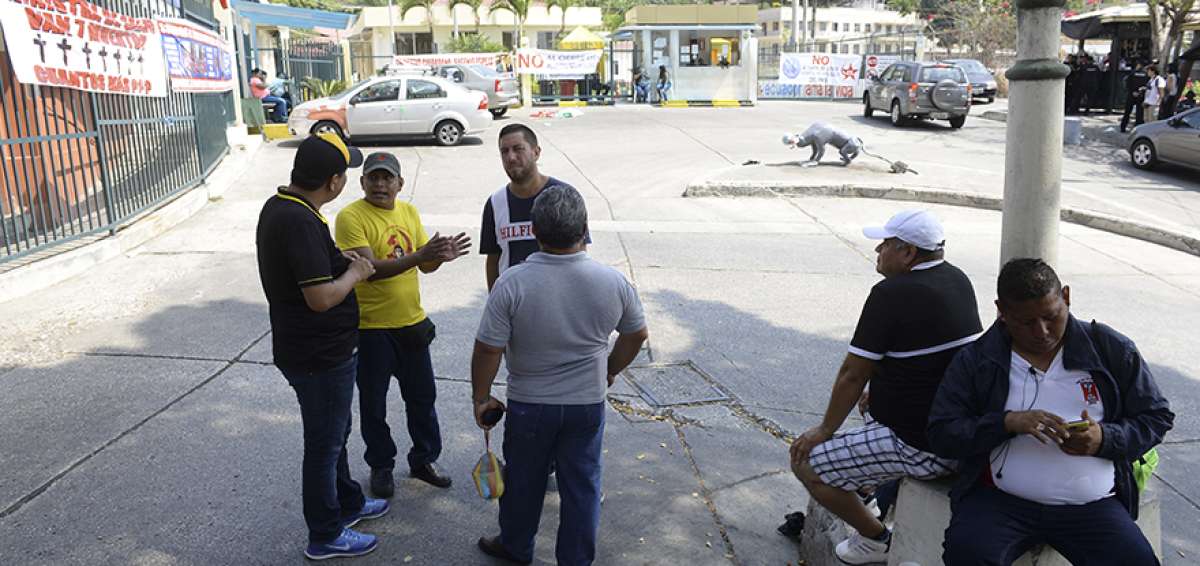 Los miembros del FUT permanecen en los exteriores del nosocomio. Cuando llegan pacientes ellos los redireccionan a otras casas de salud.