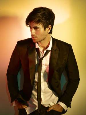 Enrique Iglesias confes&oacute; que le gustar&iacute;a hacer un dueto con su padre