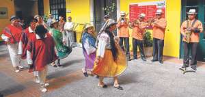 Las ciudades se llenan de actividades religiosas (como pases del ni&ntilde;o), en las que participan personas de todas las edades. Foto: Archivo/ El Tel&eacute;grafo