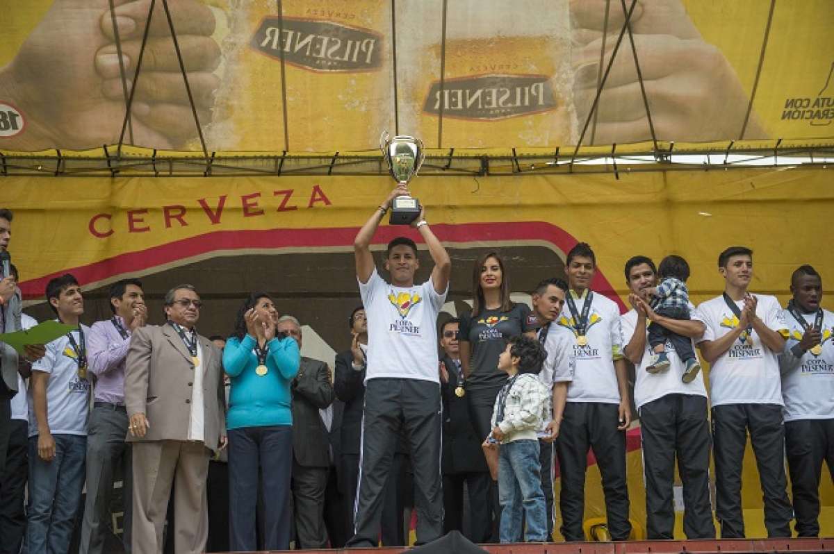 Los integrantes de Aucas recibieron el trofeo que los acredita como campeones de la Serie B. Foto: Fernando Sandoval/ EL TEL&Eacute;GRAFO.