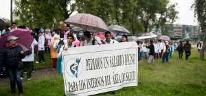 Desde el mediod&iacute;a de ayer los estudiantes del internado rotativo se reunieron en el parque El Arbolito para ir hasta la plaza San Francisco.