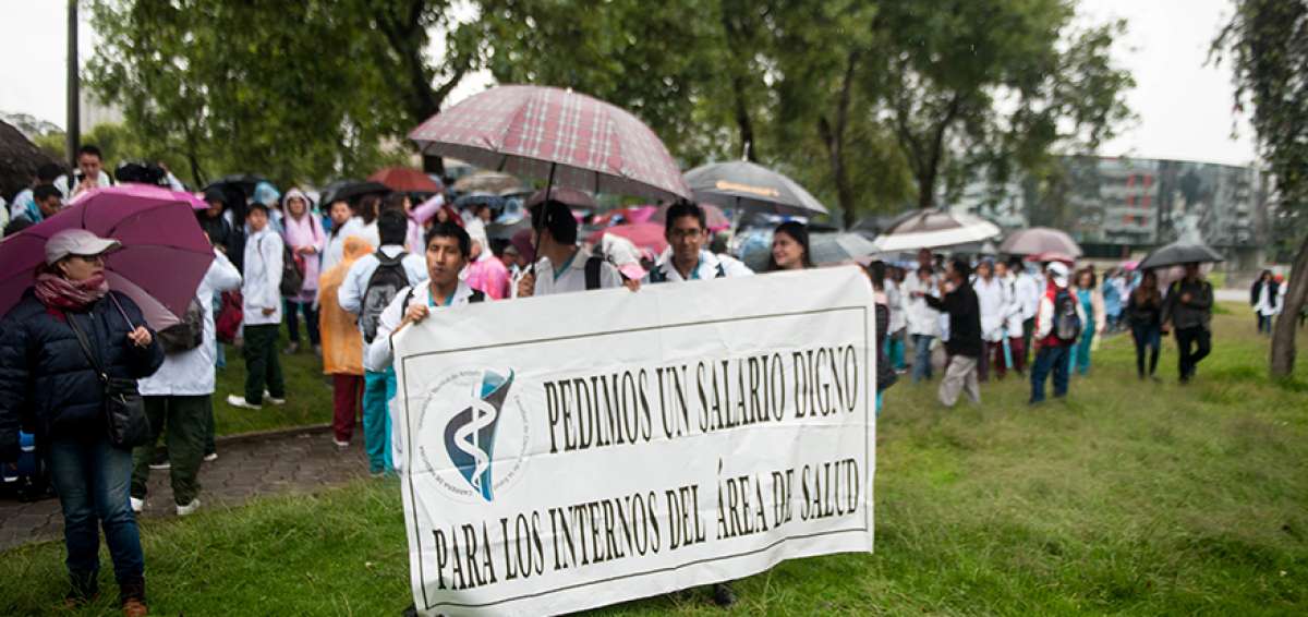 Desde el mediod&iacute;a de ayer los estudiantes del internado rotativo se reunieron en el parque El Arbolito para ir hasta la plaza San Francisco.