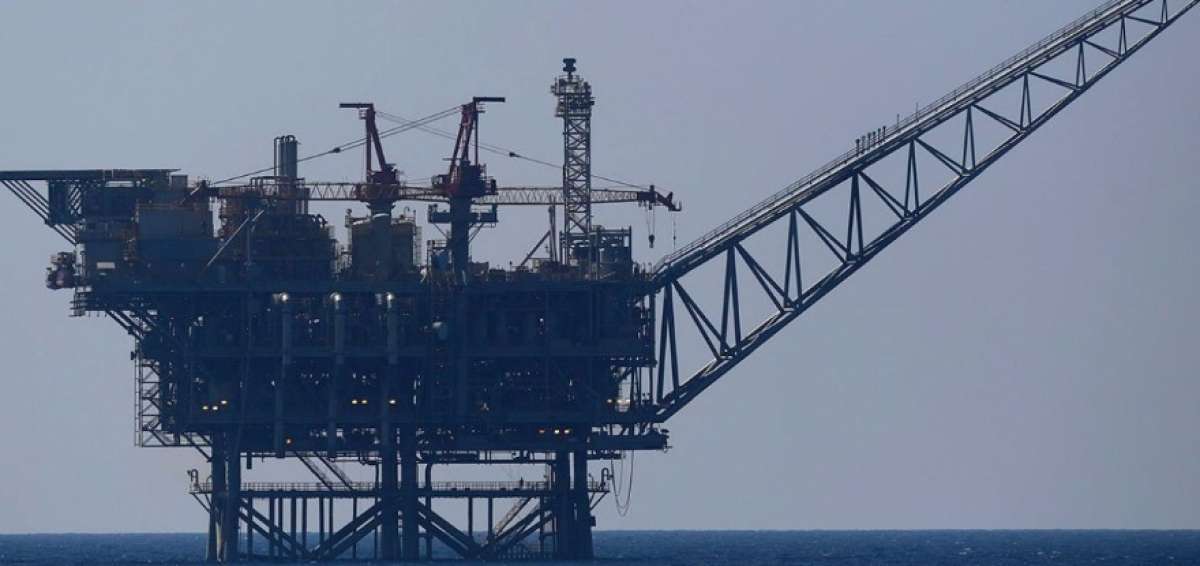 Fuerte alza de precios petroleros impulsados por purgas en Arabia Saudita