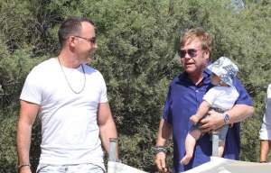 Elton John arremete contra alcalde de Venecia por medidas antigay