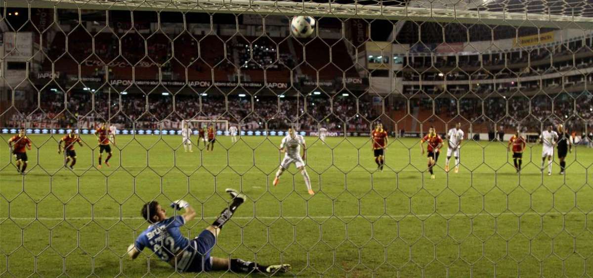 El portero Hamilton Piedra ataj&oacute; el remate penal de Diego Morales