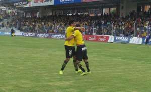 El zaguero central Checa, festej&oacute; con Ismael Blanco la anotaci&oacute;n para los amarillos. Foto: @Hincha_Amarillo 