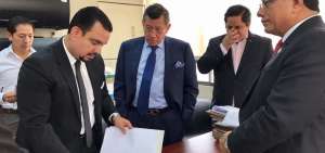 Carlos Villac&iacute;s (c) compareci&oacute; en Fiscal&iacute;a.