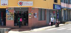 Pocos moradores del barrio Madrigal, al suroriente de Quito, salieron a comprar alimentos en las tiendas de abastos. Lo mismo sucede en otros sectores. 