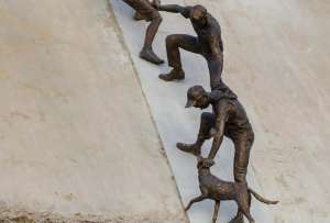 La escultura &ldquo;Unidad&rdquo; homenajea el rescate de un perro que se volvi&oacute; viral hace una d&eacute;cada.