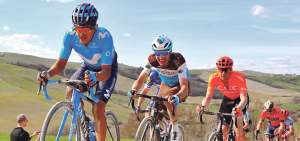 El ecuatoriano Richard Carapaz (i), del Team Movistar, durante la prueba del Strade Bianche, el s&aacute;bado pasado.