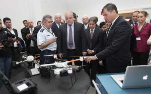 El mandatario Rafael Correa durante el recorrido por el Parque Tecnol&oacute;gico San Jos&eacute; dos Campos . Foto: Presidencia de la Rep&uacute;blica