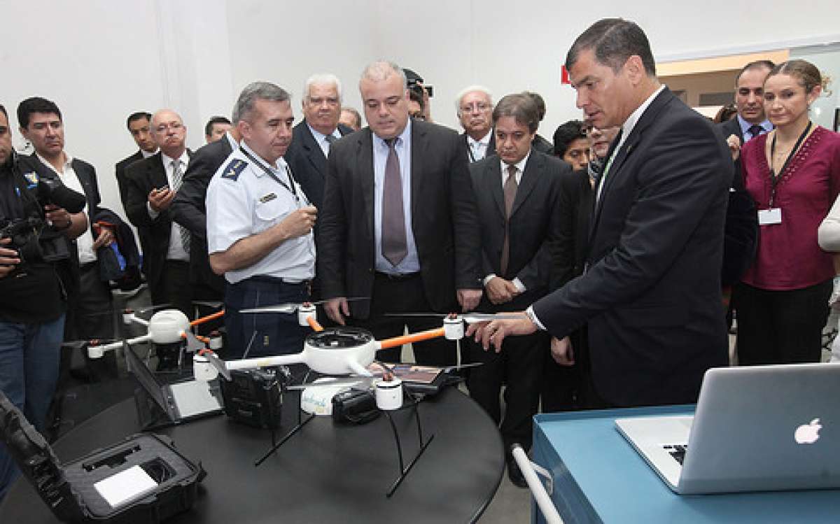 El mandatario Rafael Correa durante el recorrido por el Parque Tecnol&oacute;gico San Jos&eacute; dos Campos . Foto: Presidencia de la Rep&uacute;blica