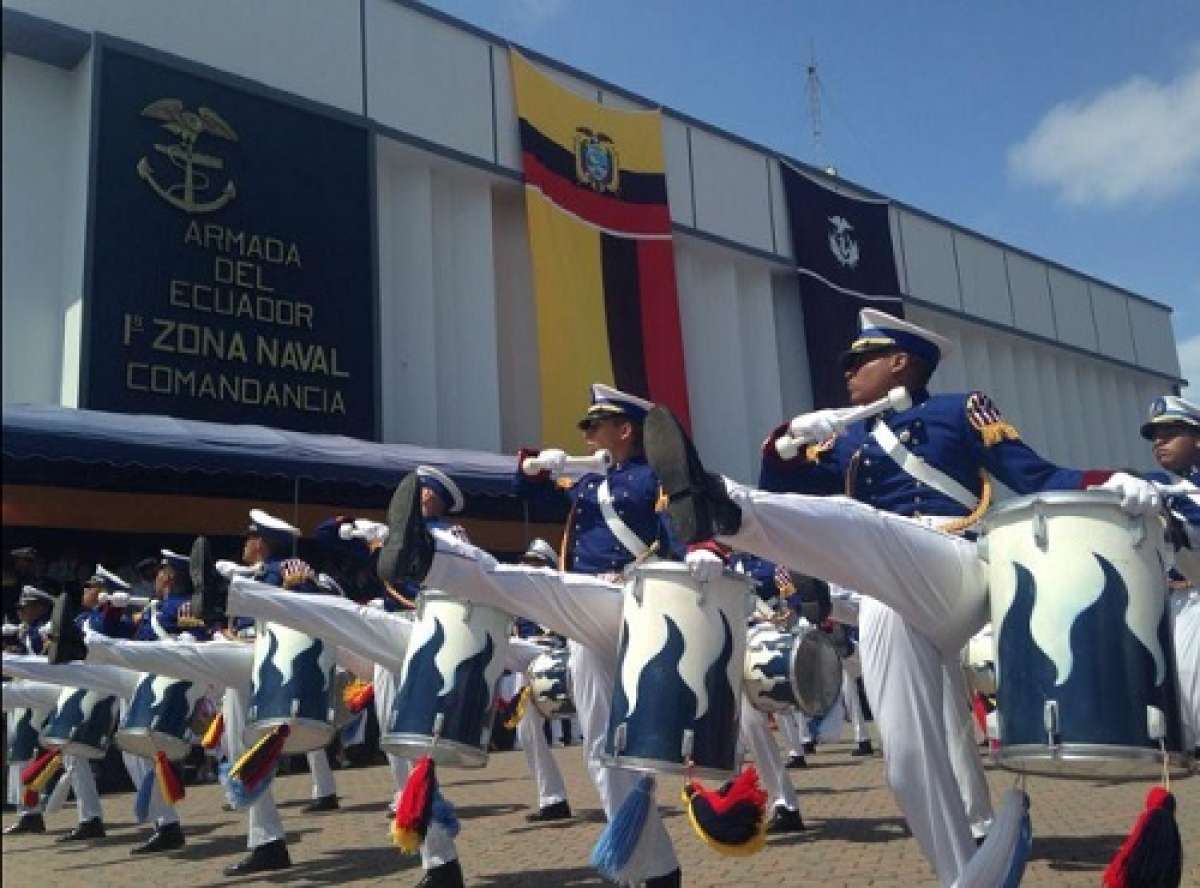 Estudiantes del Liceo Naval participan del Desfile de la Armada del Ecuador. Foto: Vicepresidencia 