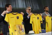 Alejandro Domínguez, presidente de la Conmebol, y Guillermo Lasso, presidente del Ecuador, recibieron las nuevas camisetas de la Tricolor. 