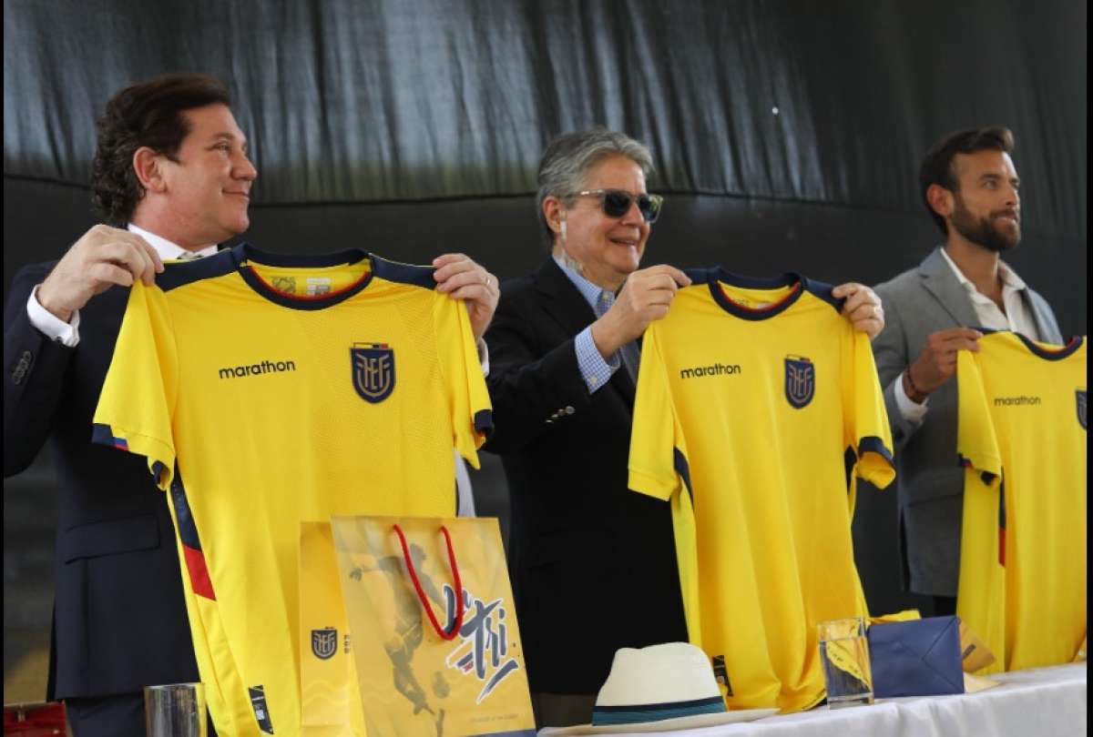 Alejandro Domínguez, presidente de la Conmebol, y Guillermo Lasso, presidente del Ecuador, recibieron las nuevas camisetas de la Tricolor.