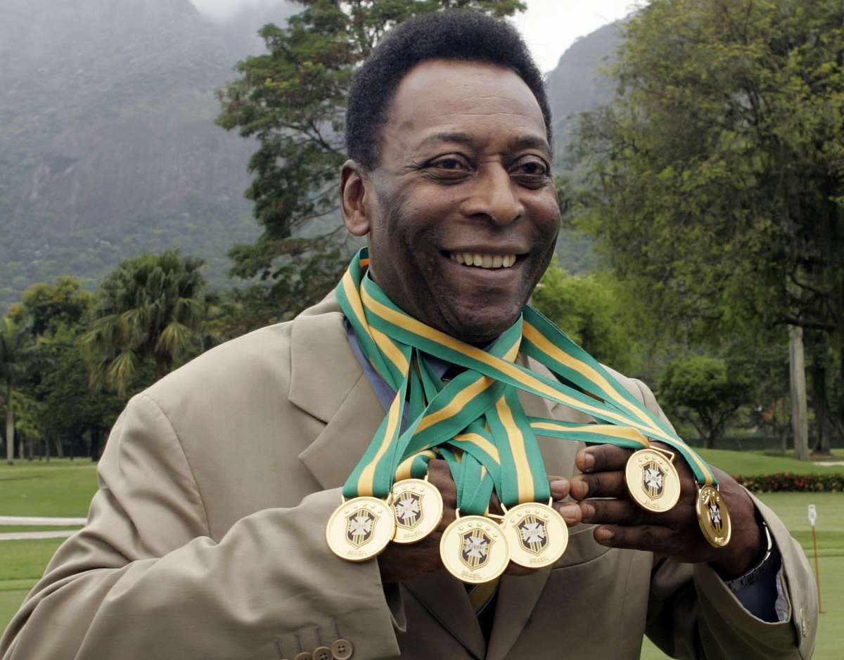 Sin previsi&oacute;n de alta, Pel&eacute; mejora en segundo d&iacute;a sin cuidados intensivos