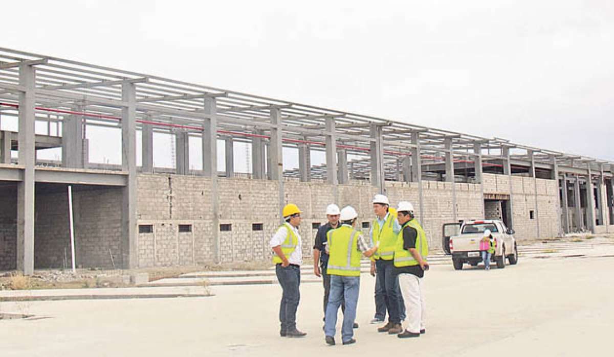 La reuni&oacute;n t&eacute;cnica para determinar los trabajos que priorizar&aacute;n en la nueva terminal terrestre de Manta se realiz&oacute; el pasado jueves. Foto: Cortes&iacute;a