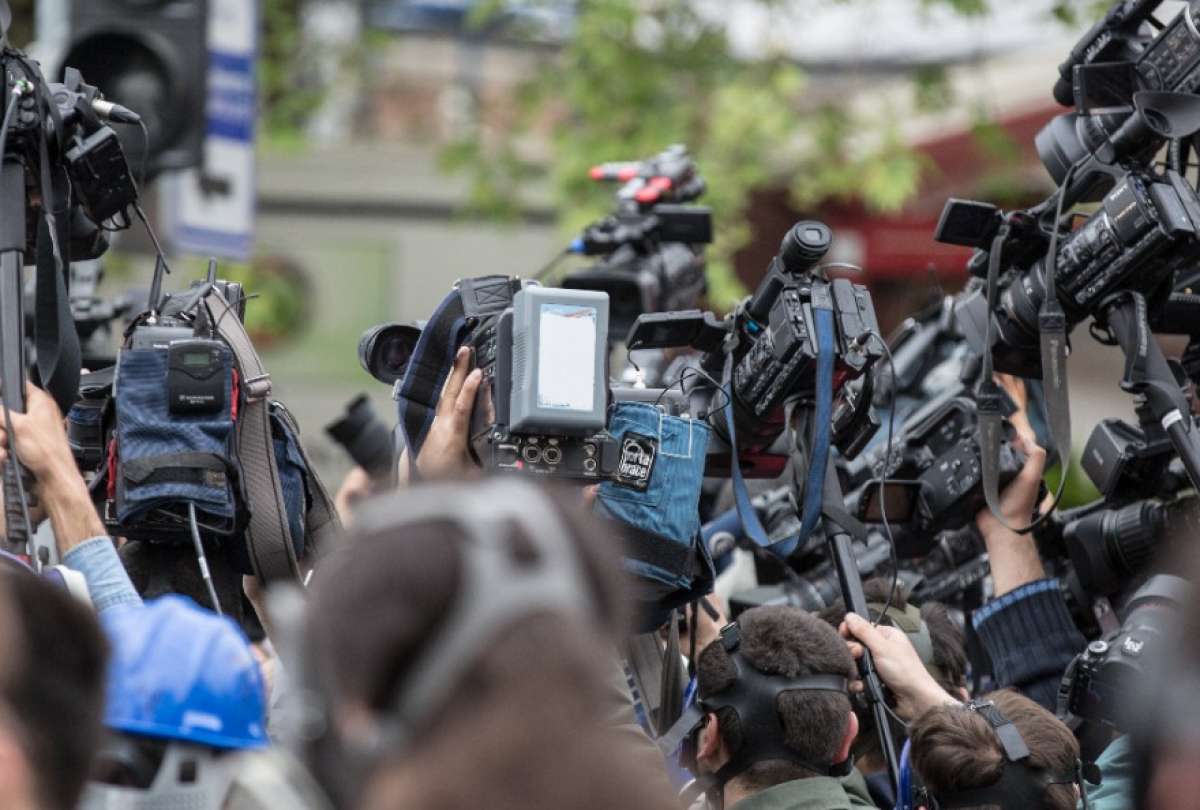El reportero continu&oacute; la transmisi&oacute;n en vivo mientras ped&iacute;a ayuda urgente para sus familiares heridos.
