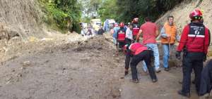 Lluvias provocan ca&iacute;da de paredes de 3 casas y alud en v&iacute;as de Pichincha