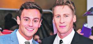 Tom Daley (i), ganador de bronce ol&iacute;mpico en salto de trampol&iacute;n, y el guionista estadounidense Dustin Lance, ganador del &Oacute;scar 2009, contrajeron nupcias.