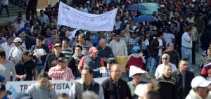 Personas involucradas con el gremio del volante caminaron por varias calles y avenidas de la ciudad, la marcha gener&oacute; protestas y caos en el tr&aacute;nsito.