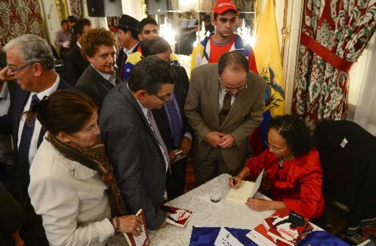 La diplom&aacute;tica Mar&iacute;a de Lourdes Urbaneja firm&oacute; ejemplares para los asistentes. Foto:  &Aacute;lvaro P&eacute;rez / El Tel&eacute;grafo 