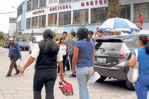 La presencia de vendedores de droga, dentro y fuera del colegio Mont&uacute;far, provoc&oacute; que la Polic&iacute;a allane 20 aulas del quinto y sexto de b&aacute;sica, as&iacute; como efect&uacute;e una requisa a alrededor de 700 estudiantes. Foto:  Miguel Jim&eacute;nez | El Tel&eacute;grafo