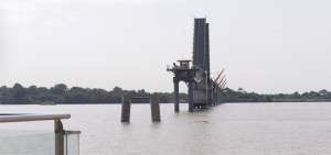 En el sitio donde una embarcaci&oacute;n choc&oacute; contra el puente a Santay, del lado de Guayaquil, solo se observa una pila que emerge del r&iacute;o Guayas.