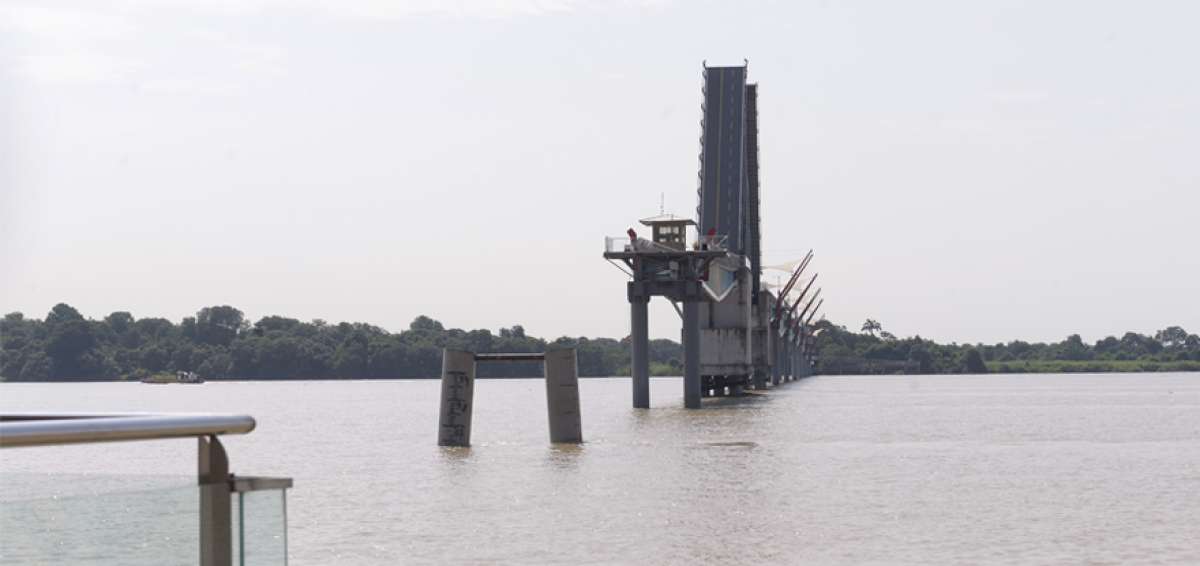 En el sitio donde una embarcaci&oacute;n choc&oacute; contra el puente a Santay, del lado de Guayaquil, solo se observa una pila que emerge del r&iacute;o Guayas.