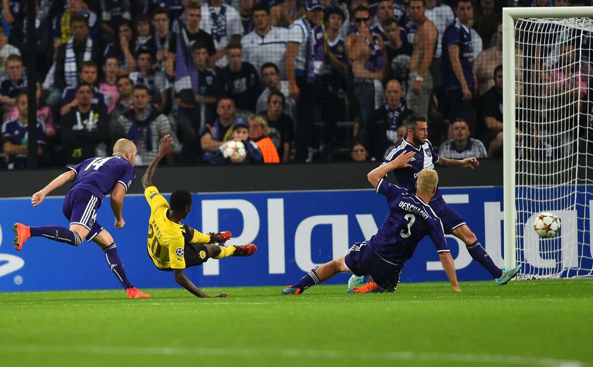 Adrian Ramos (c.) mientras anota el segundo de sus goles para el elenco alem&aacute;n. Foto: AFP