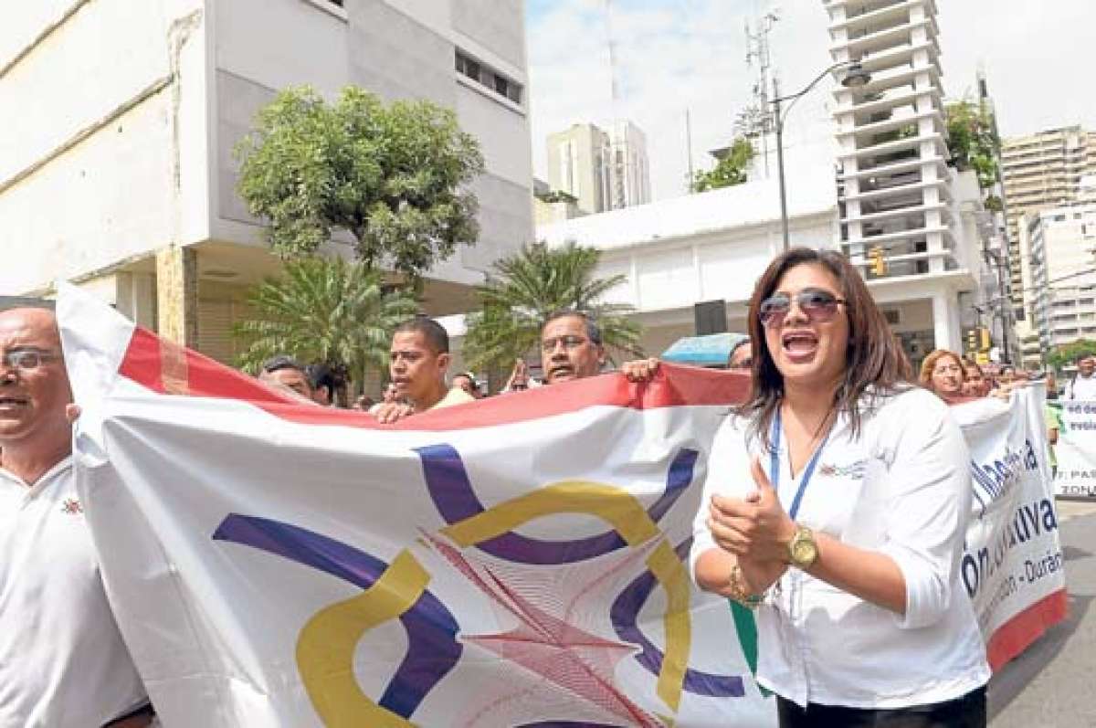 Un grupo de integrantes de la Red de Maestros sali&oacute; a las calles de Guayaquil para apoyar el traspaso de la administraci&oacute;n del FCME al Biess. Foto: &Aacute;lvaro P&eacute;rez / El Tel&eacute;grafo
